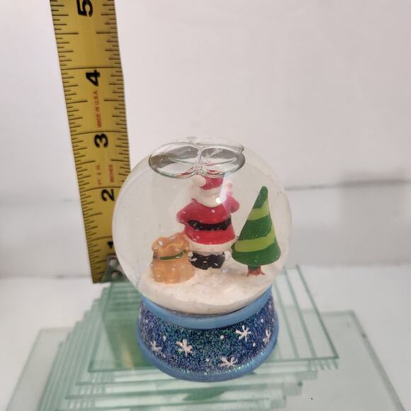 Christmas snow globe featuring caroling snowmen - Picture 4 of 5